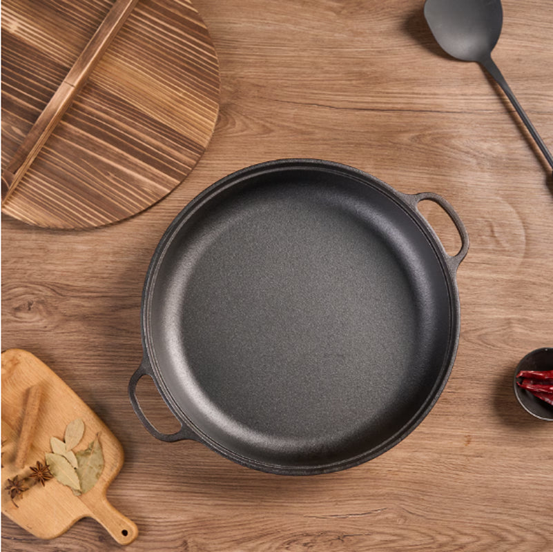 WANGYUANJI 11Cast Iron Wok with Dual Handles and Wooden Lid, Uncoated Frying Pan for Gas and IH, Chinese Thickened Pancake Pan, Stir-Frying and IH Universal, with Free Steel Wire Ball