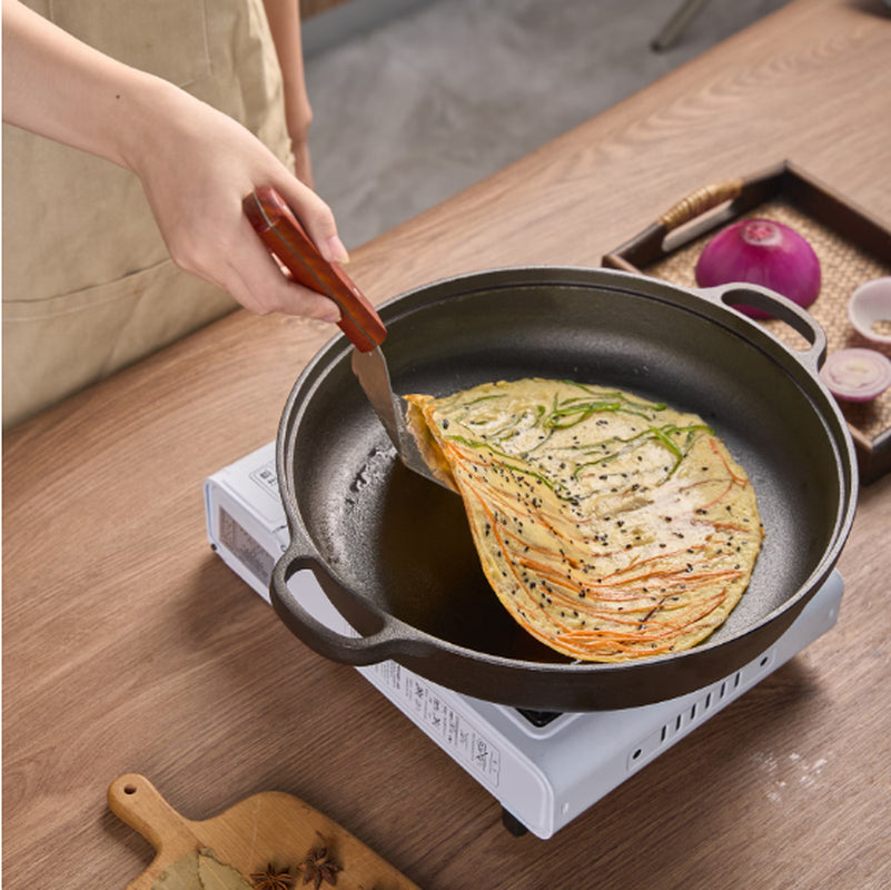WANGYUANJI 11Cast Iron Wok with Dual Handles and Wooden Lid, Uncoated Frying Pan for Gas and IH, Chinese Thickened Pancake Pan, Stir-Frying and IH Universal, with Free Steel Wire Ball